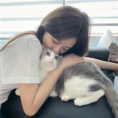 她爱他